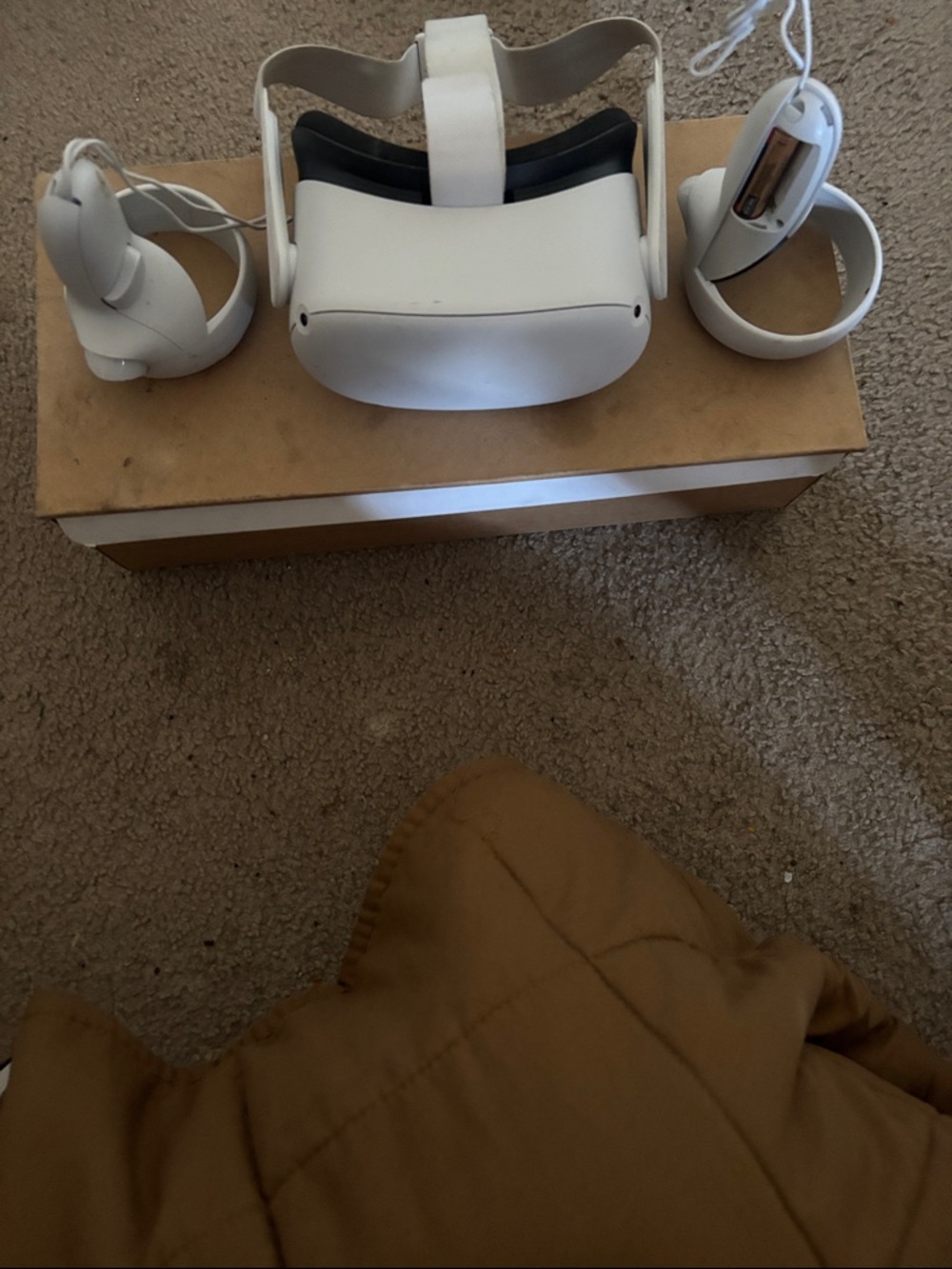 Oculus Standalone VR Headset with White Controllers